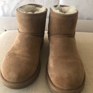 Classic UGG mini size 8 tear on right boot great condition